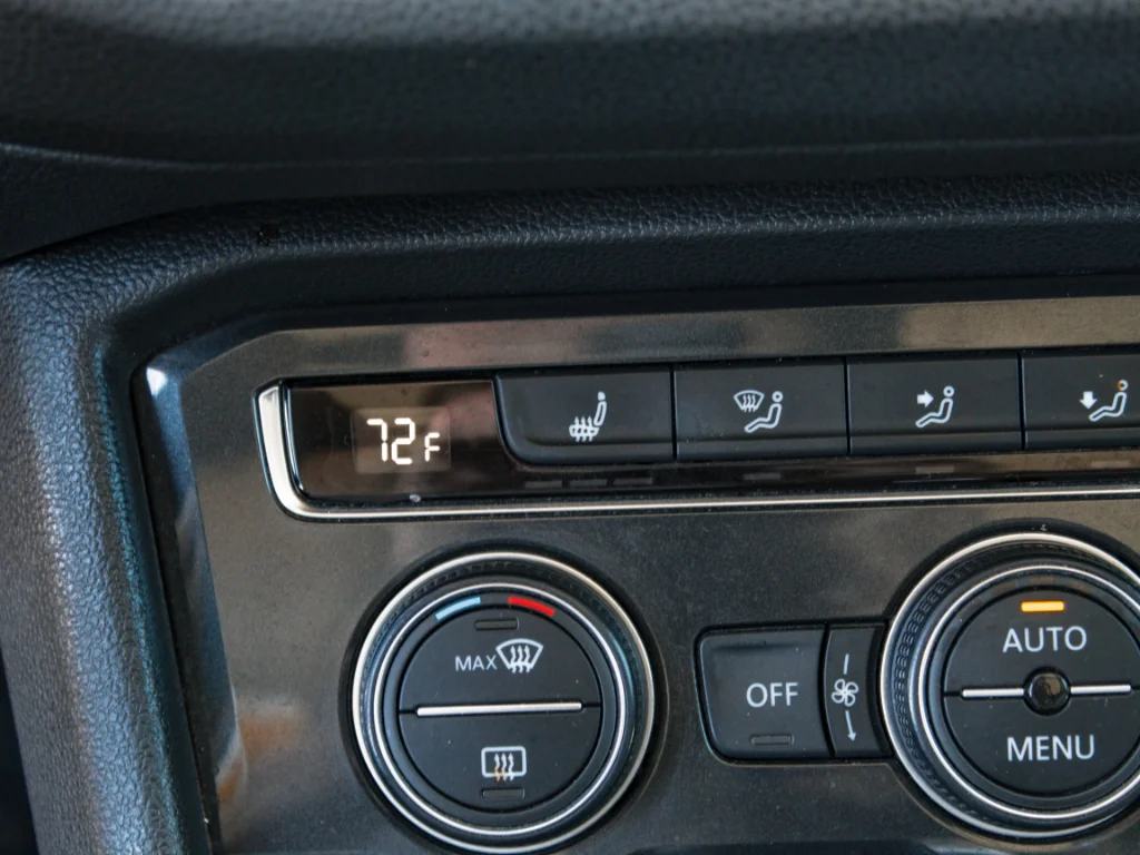 Used 2019 Deep Black Pearl Volkswagen SE image 18