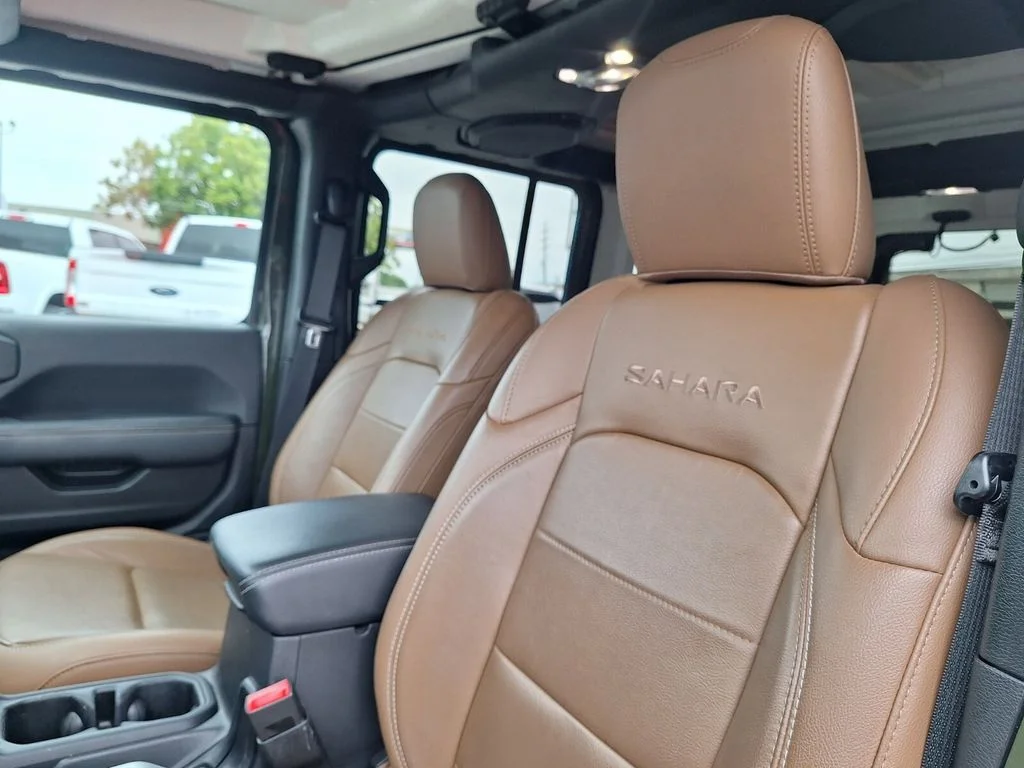 Used 2020 Green Jeep Unlimited Sahara image 11