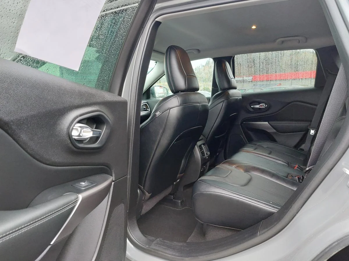 Used 2022 Grey Jeep Limited 4x4 image 11