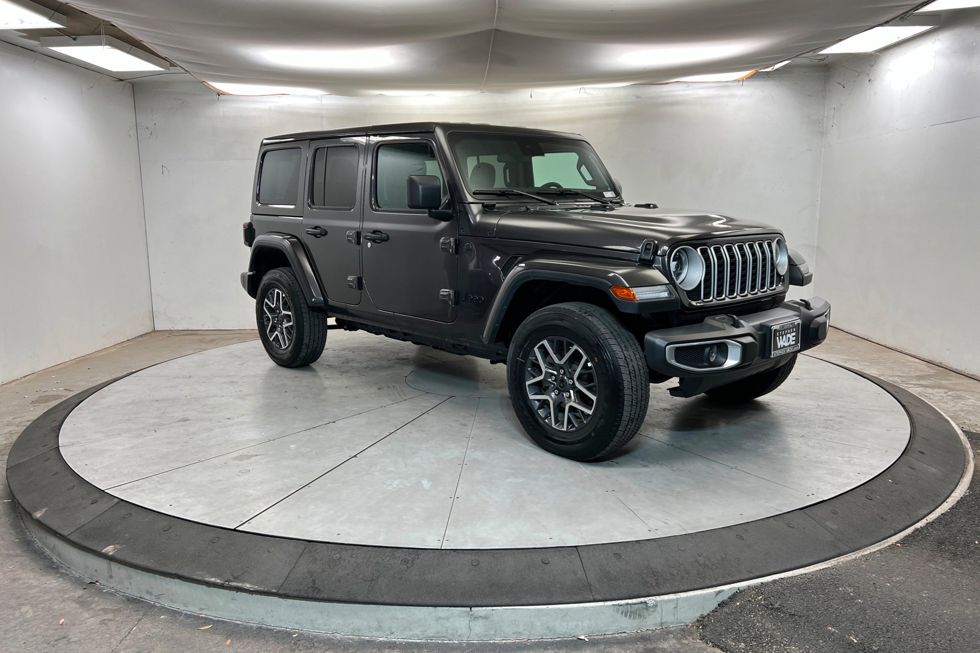 Used 2025 Granite Crystal Metallic Clearcoat Jeep Sahara image 8