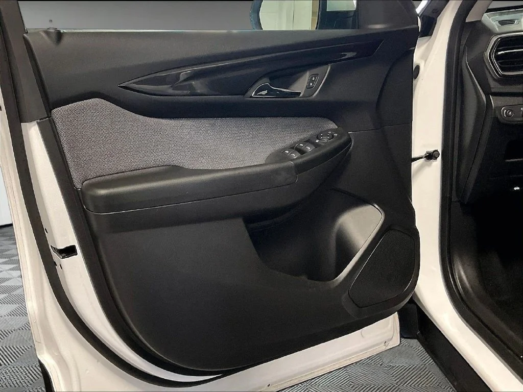 Used 2025 White Chevrolet LT image 9