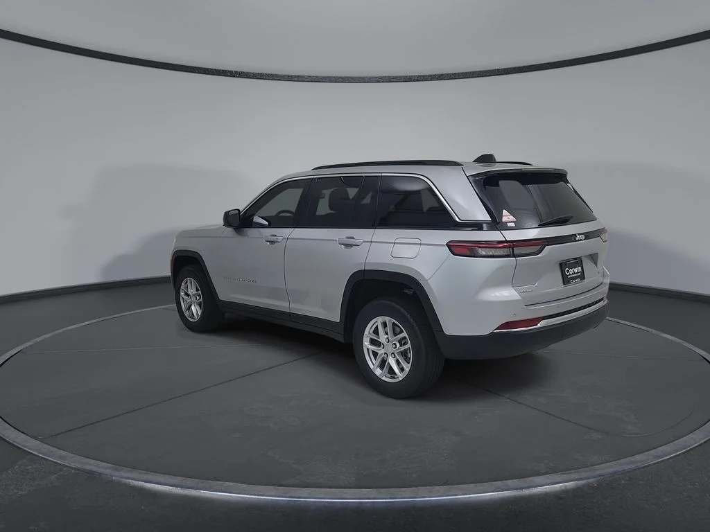 New 2026 Silver Zynith Exterior Paint Jeep Laredo X image 11