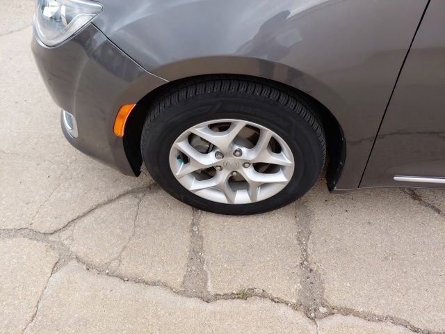 Used 2019 Gray Chrysler Touring L Plus image 33