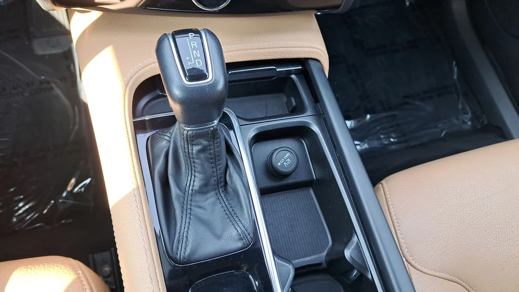 Used 2019 White Volvo T6 Momentum image 22