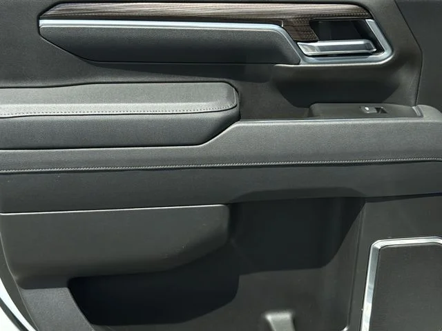 Used 2025 White Chevrolet LT image 21