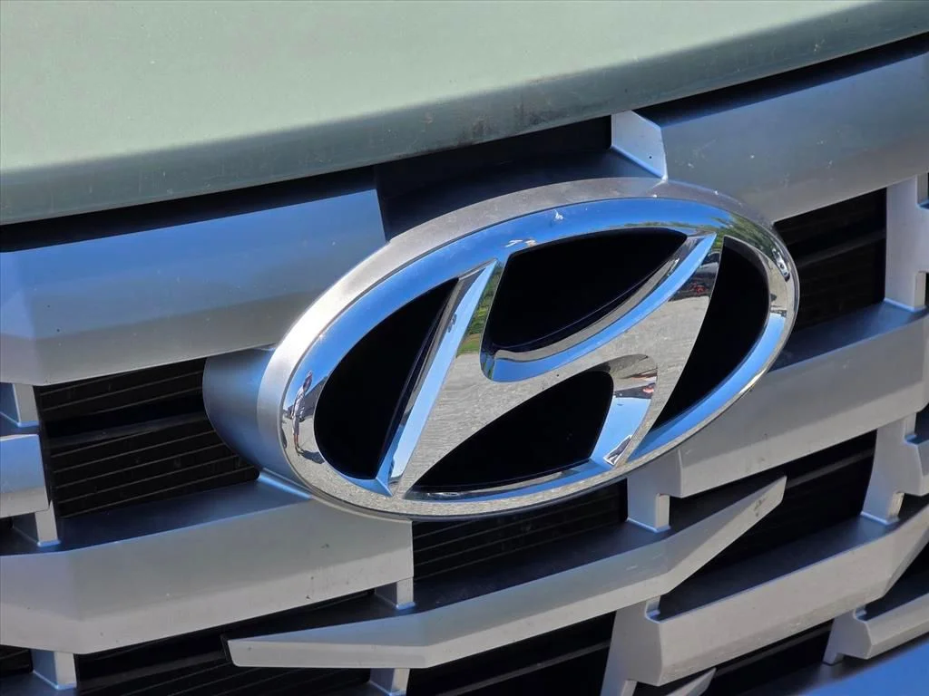 Used 2023 Green Hyundai SEL image 16