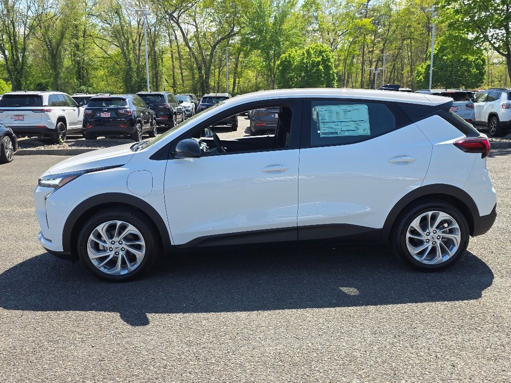 New 2027 Summit White Chevrolet LT image 9