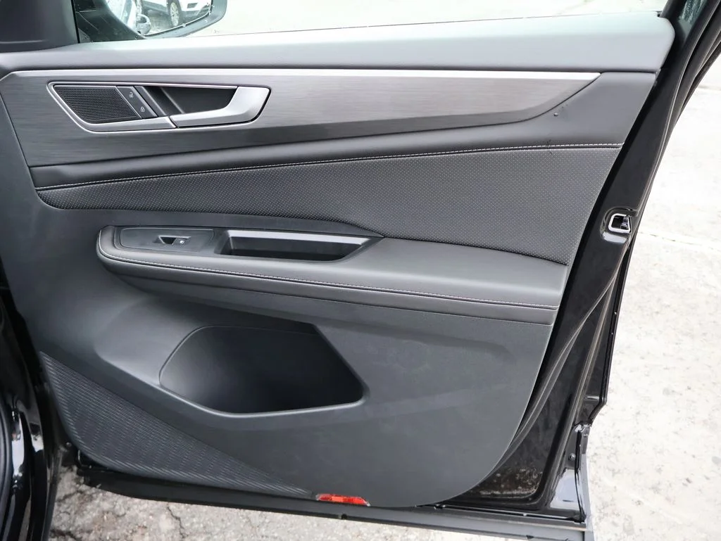 New 2026 Black Volkswagen 2.0T SE w/Technology image 40