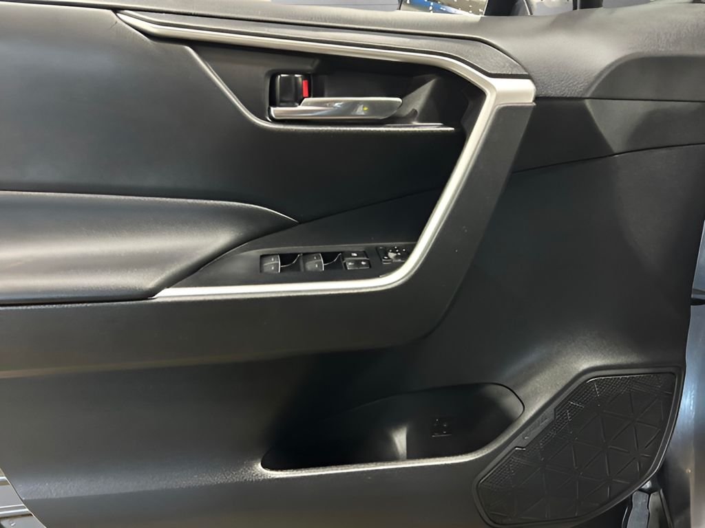 2022 Toyota RAV4 XLE - Photo 8