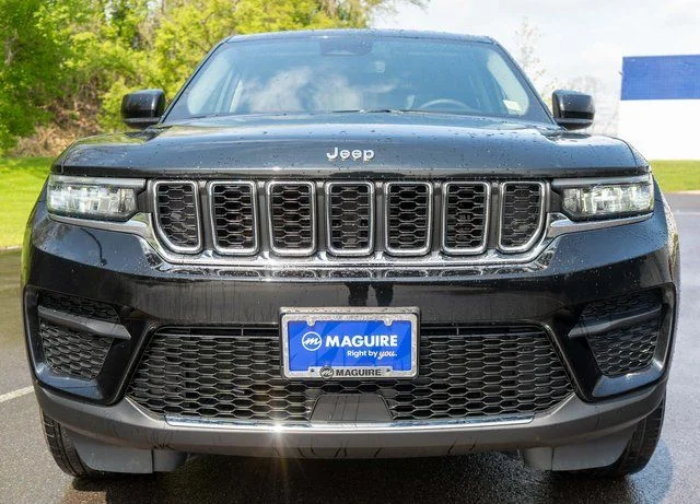 Used 2023 Black Jeep Laredo image 3