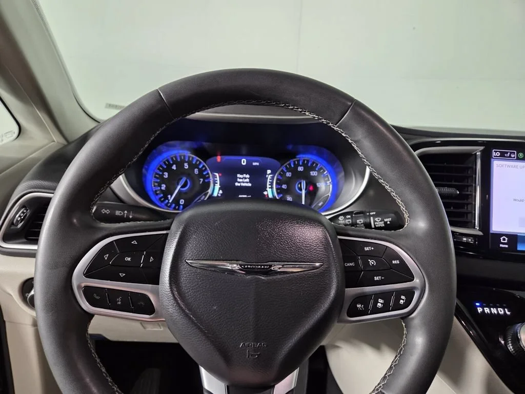 Used 2023 Brilliant Black Crystal Pearlcoat Chrysler Touring L image 13