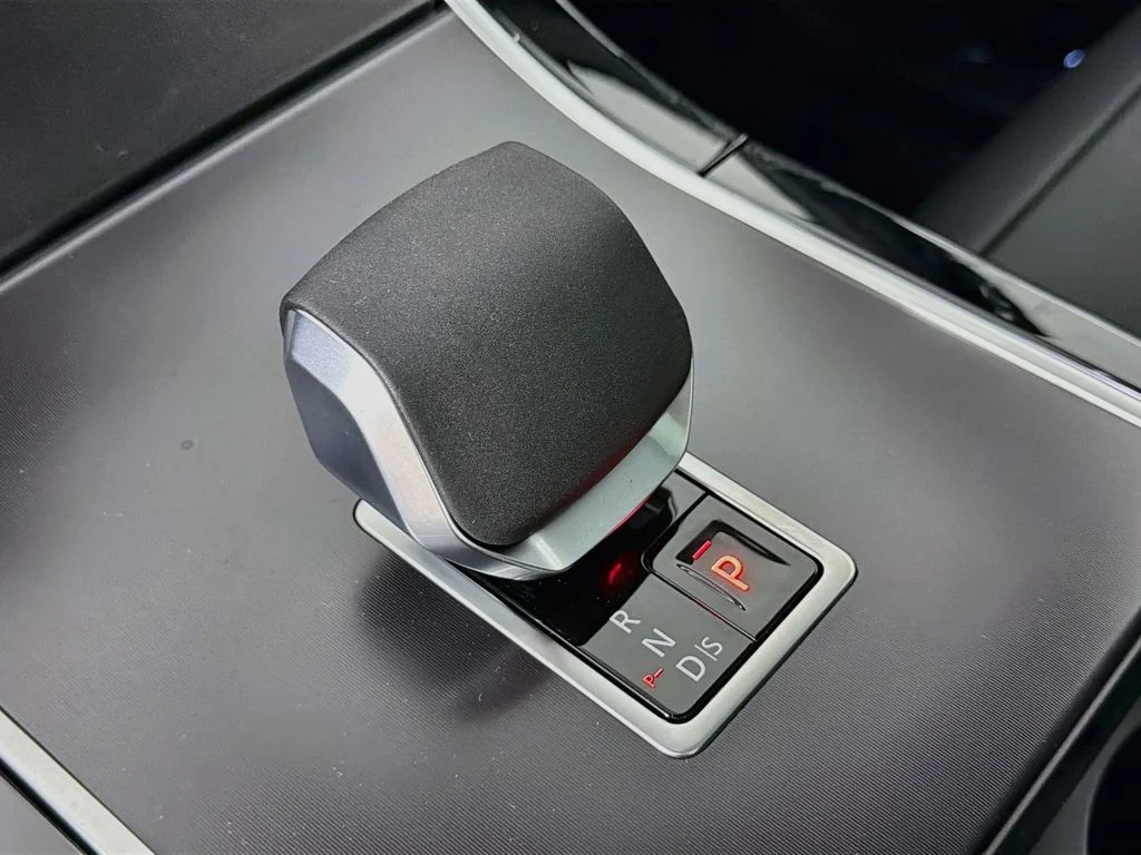 New 2026 Fuji White Land Rover P250 Base image 17