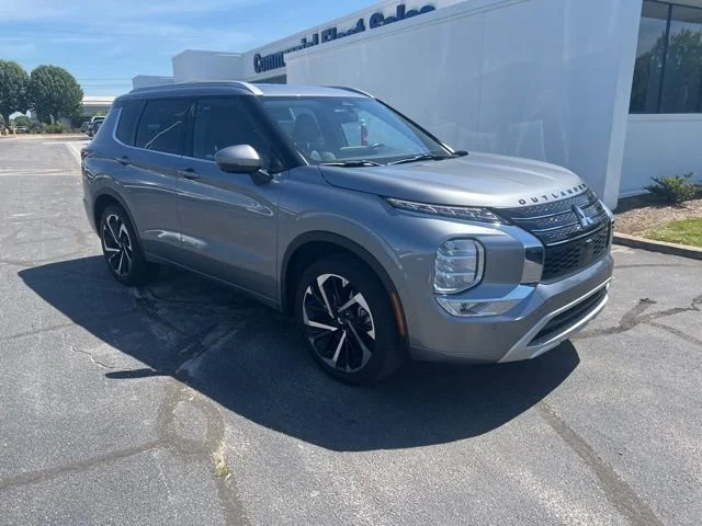 2023 Mitsubishi Outlander SEL 2WD's photo