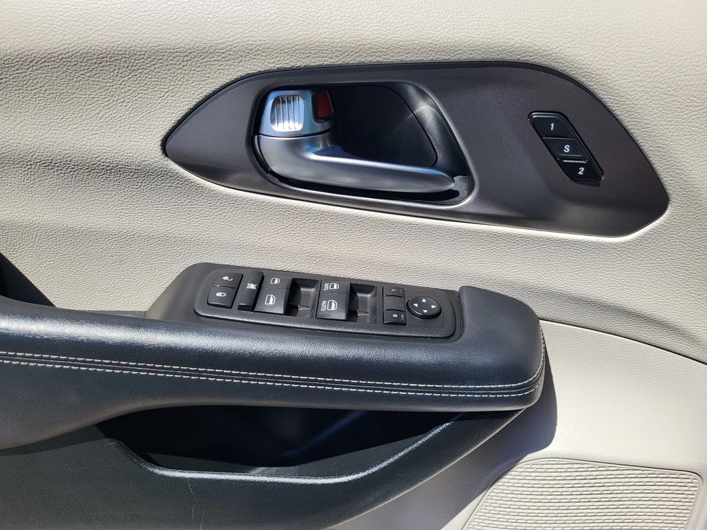 Used 2023 White Chrysler Touring L image 18