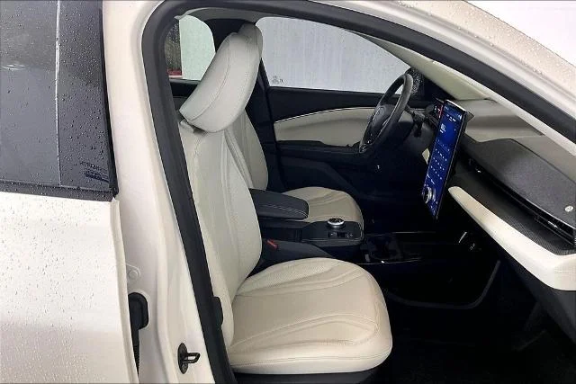 Used 2024 White Ford Premium image 32