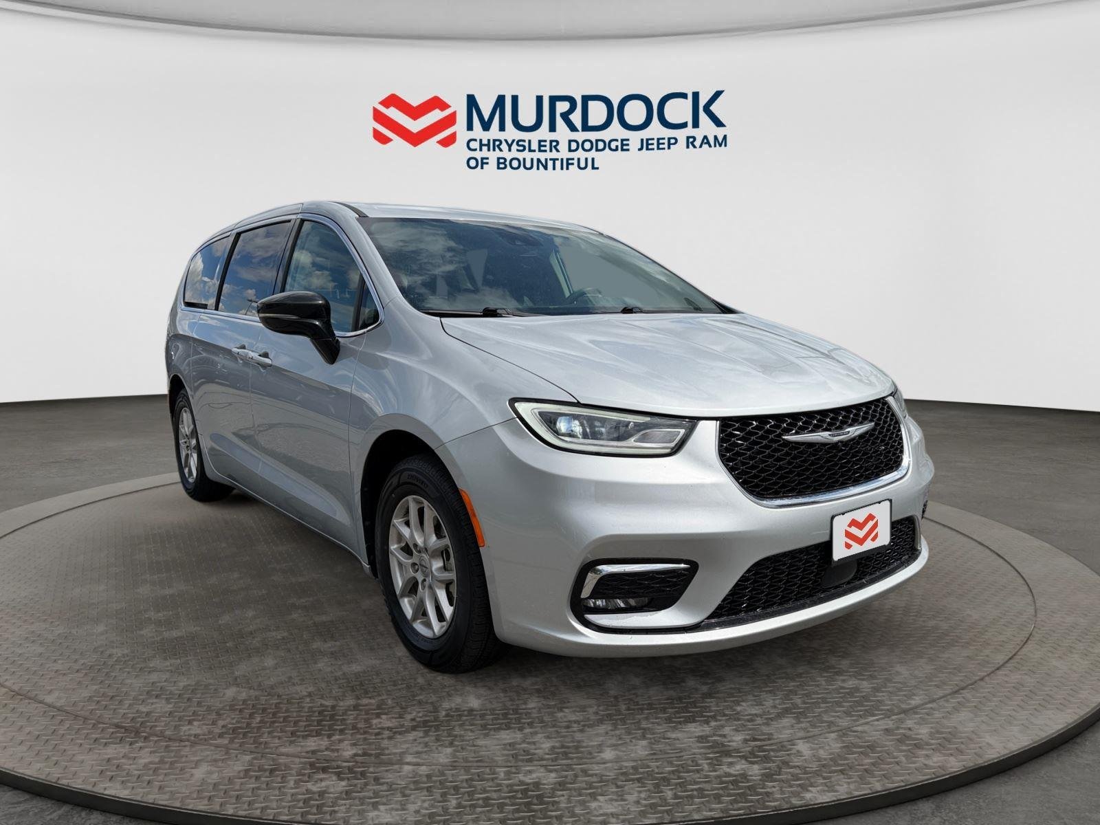 Used 2024 Silver Mist Clearcoat Chrysler Touring L image 7