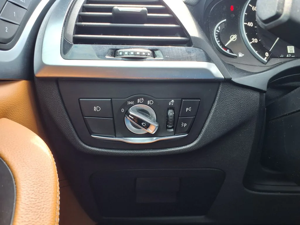 Used 2019 White BMW sDrive30i image 35