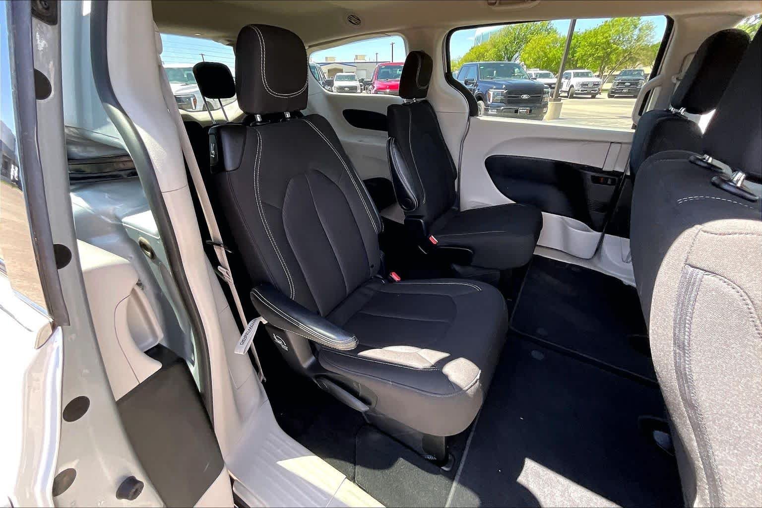 Used 2024 Silver Mist Clearcoat Chrysler LX image 18