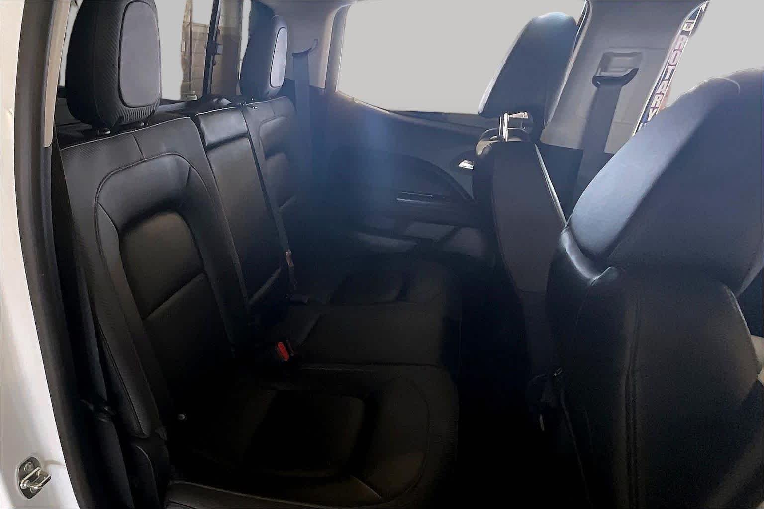 Used 2021 Summit White GMC 4WD AT4 w/Leather image 17