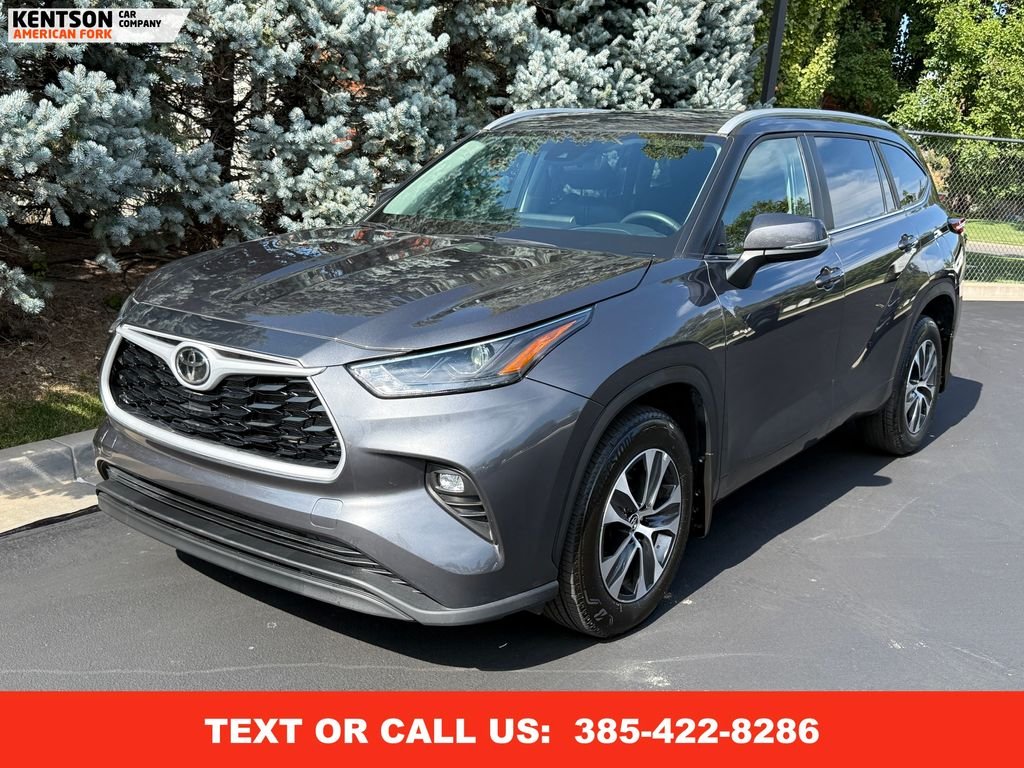 2025 Toyota Highlander XLE photo 3