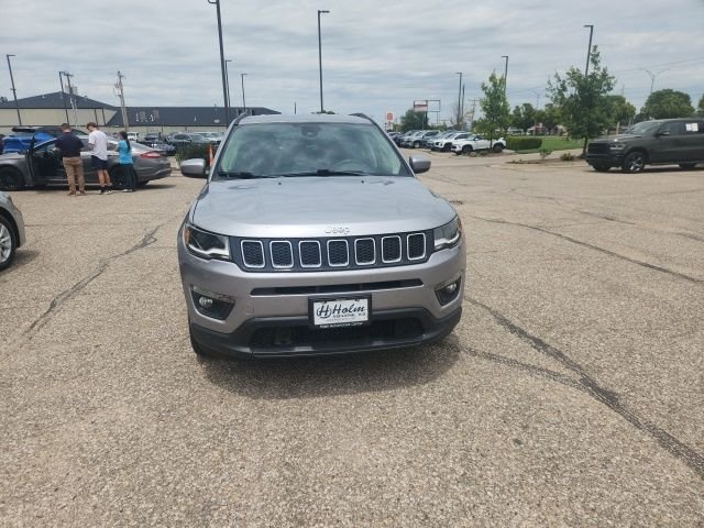 Used 2018 Billet Silver Metallic Jeep Latitude image 4