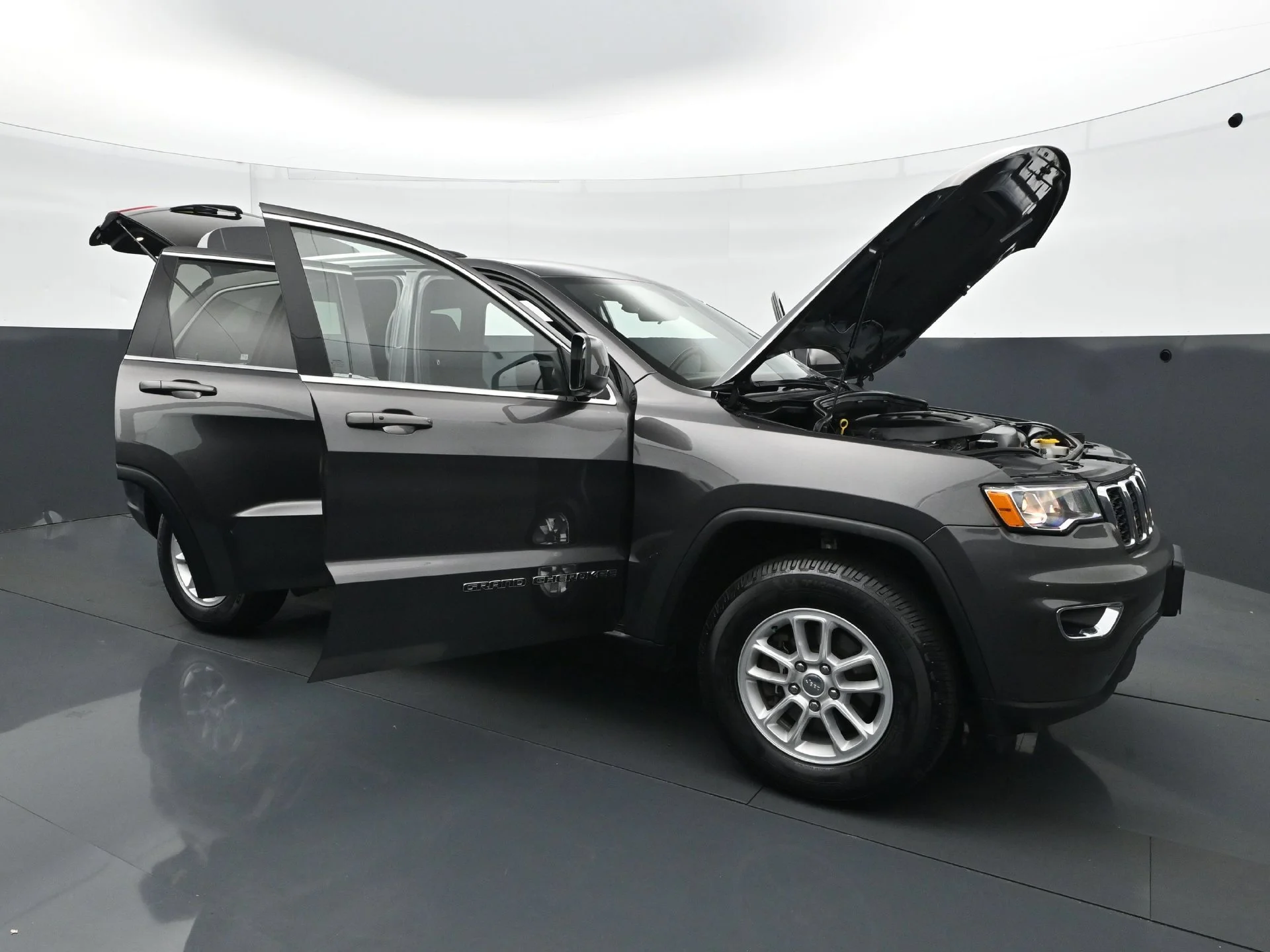 Used 2020 Granite Crystal Metallic Clearcoat Jeep Laredo E image 38