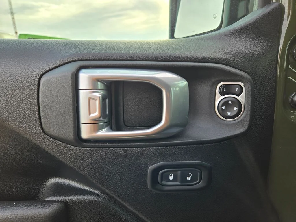 Used 2023 Green Jeep  image 12