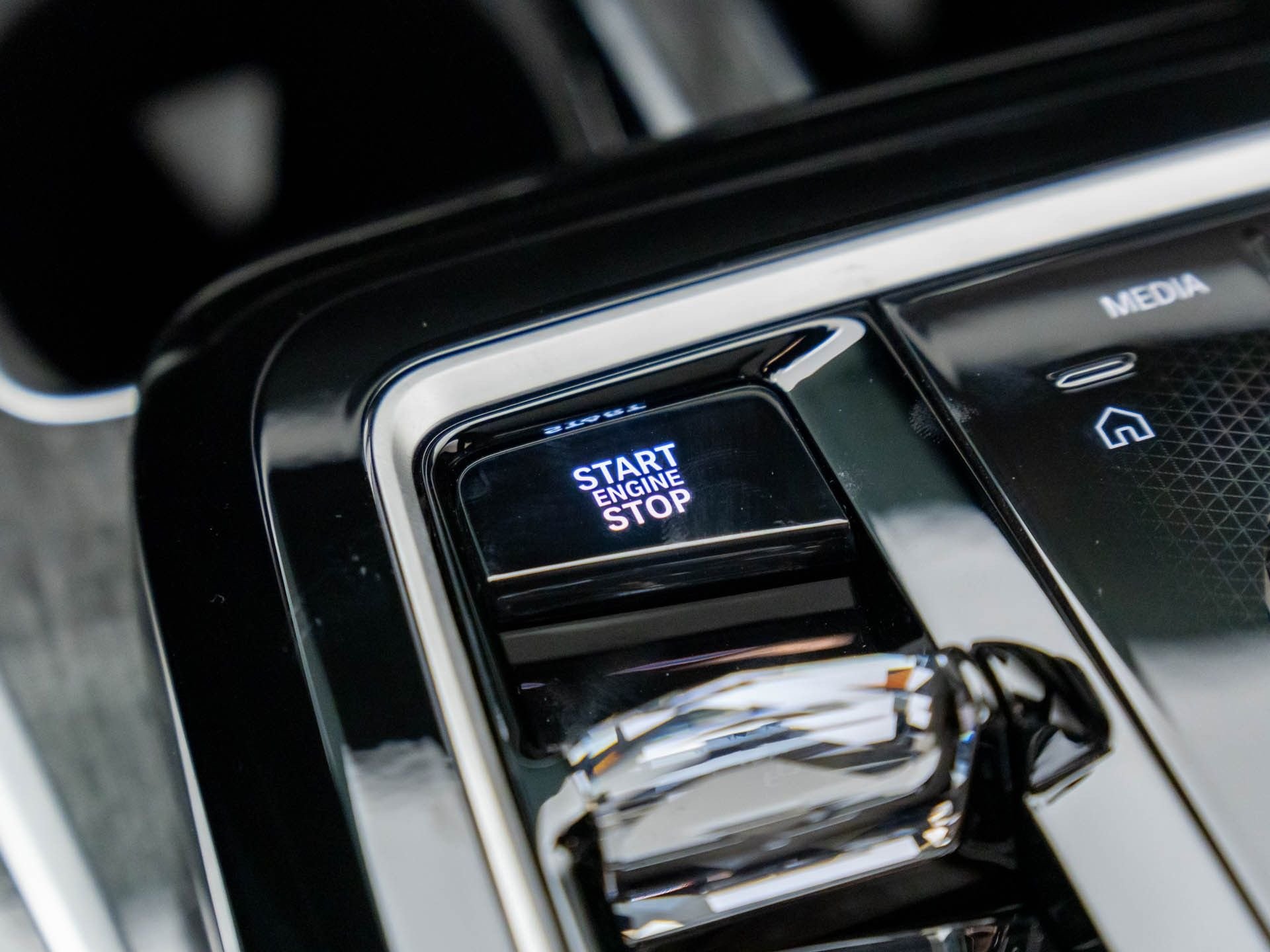 2025 BMW 7 Series 750e - Photo 21