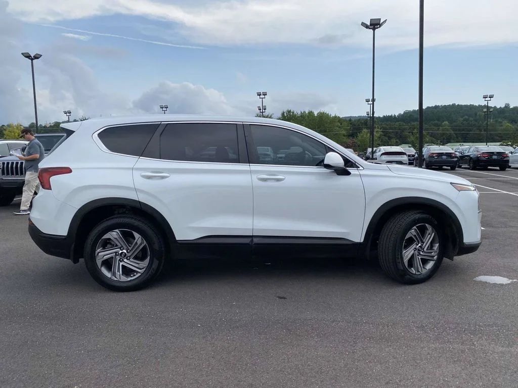 Used 2022 Gray Hyundai SE image 2