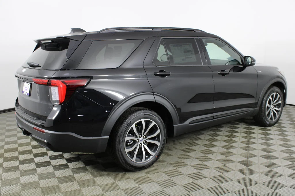 New 2027 Agate Black Metallic Ford ST-Line image 5