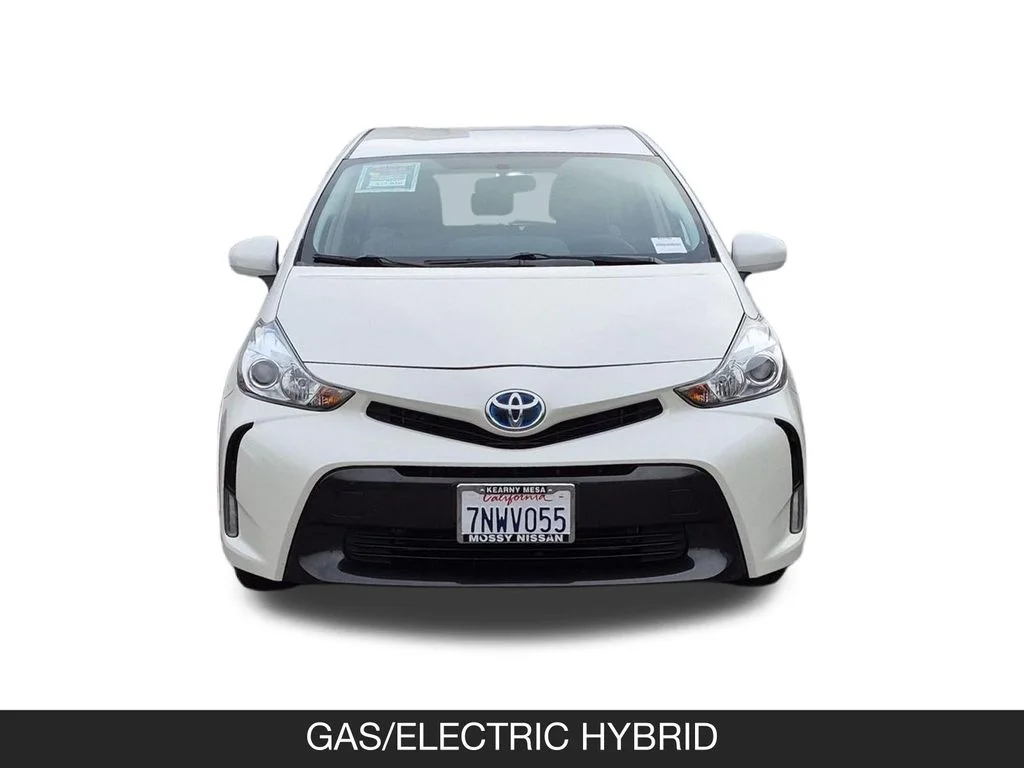 Used 2015 White Toyota Three image 4