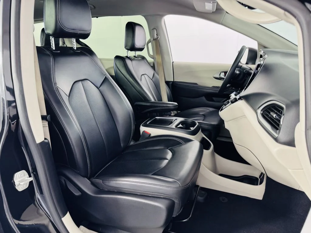 Used 2023 Black Chrysler Touring L image 31