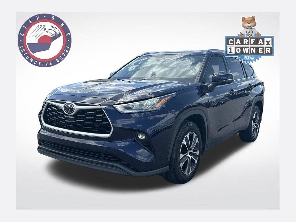 Used 2020  Toyota XLE image 1