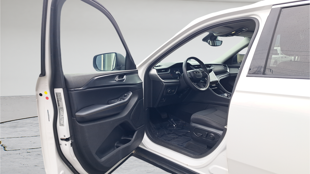Used 2023 White Jeep Laredo image 9