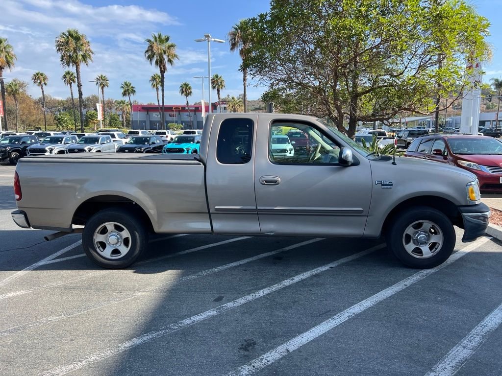 Used 2001 Gold Ford Lariat image 3