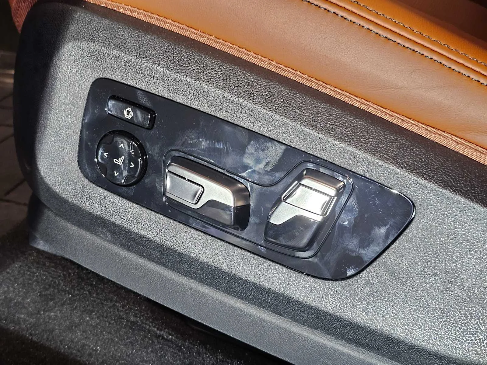 New 2026 Tanzanite Blue II Metallic BMW M60i image 20