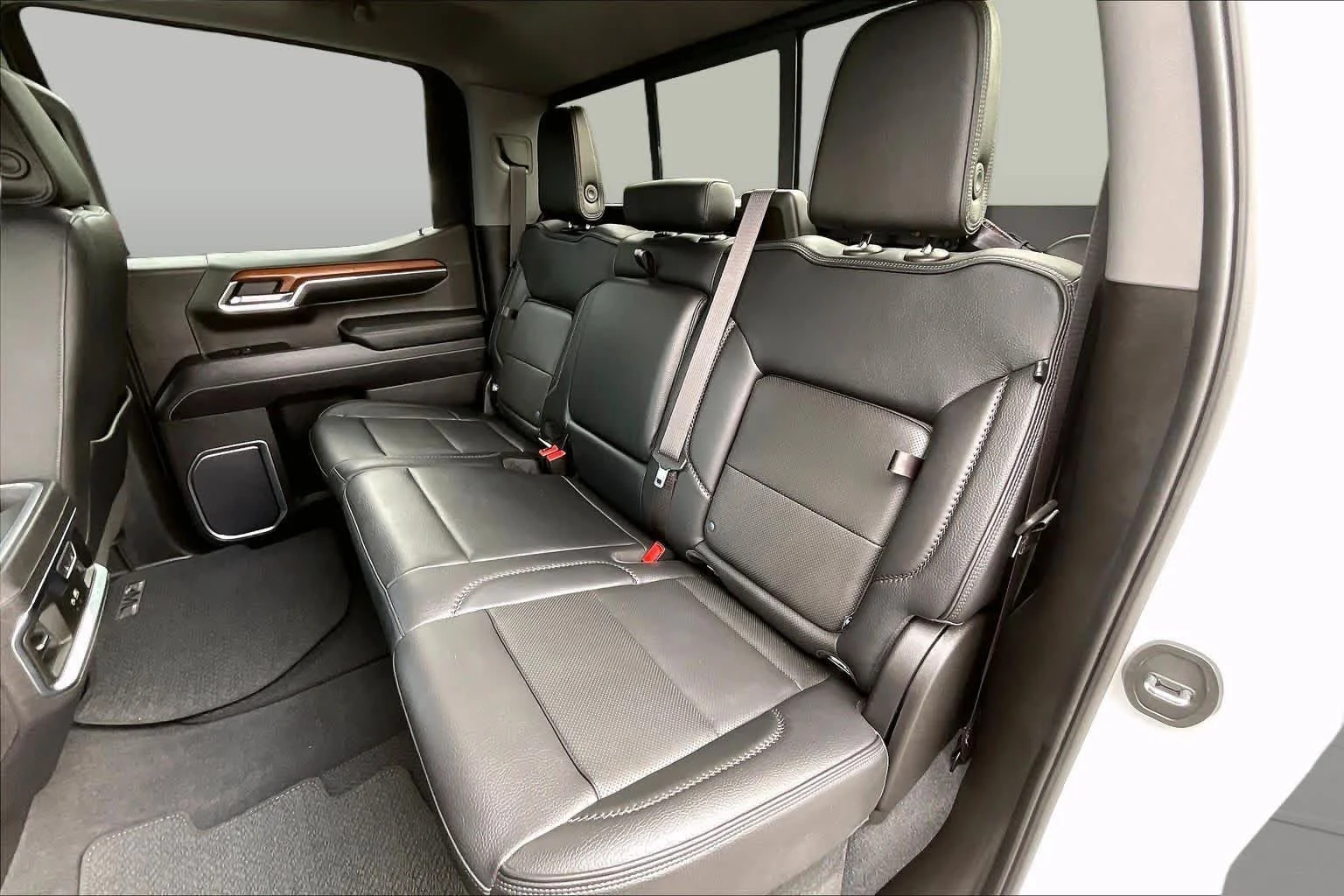 Used 2023 White Frost Tricoat GMC Denali image 21