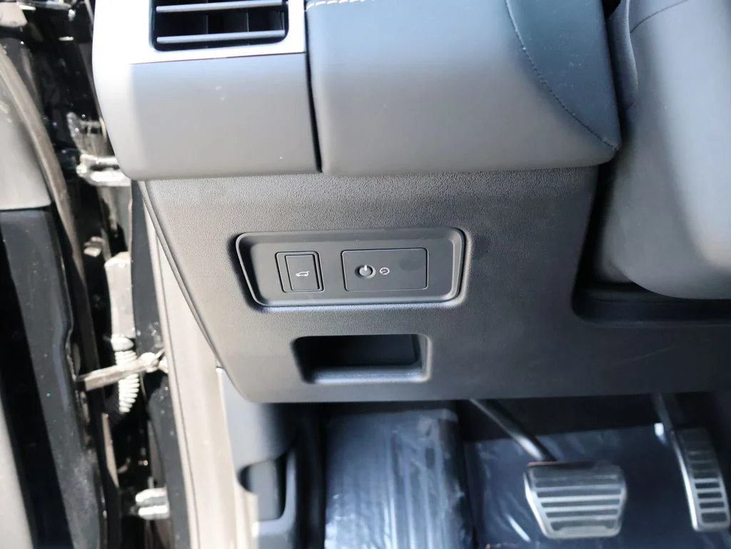 Used 2025 Santorini Black Metallic Land Rover Metropolitan Edition image 35
