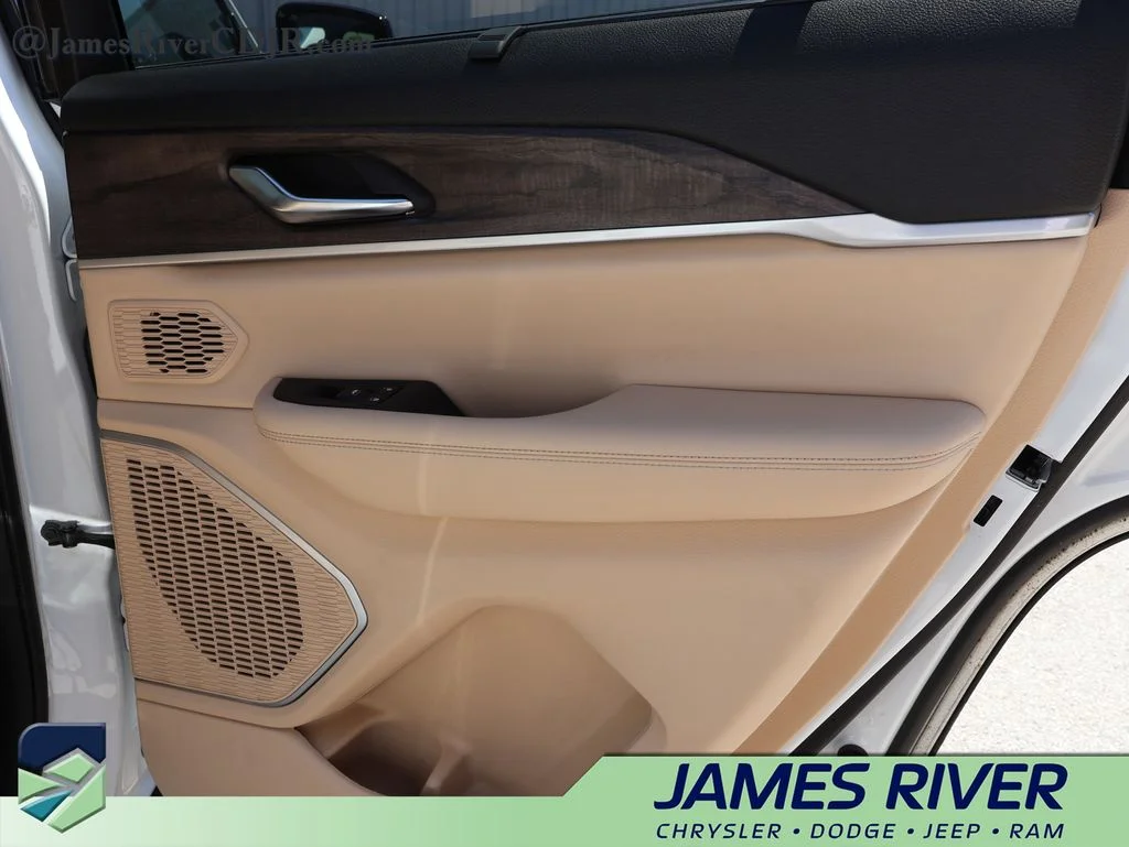 Used 2022 White Jeep 4xe image 11