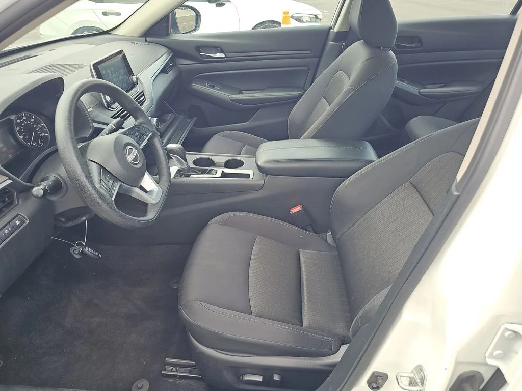 Used 2025 White Nissan 2.5 SV image 5