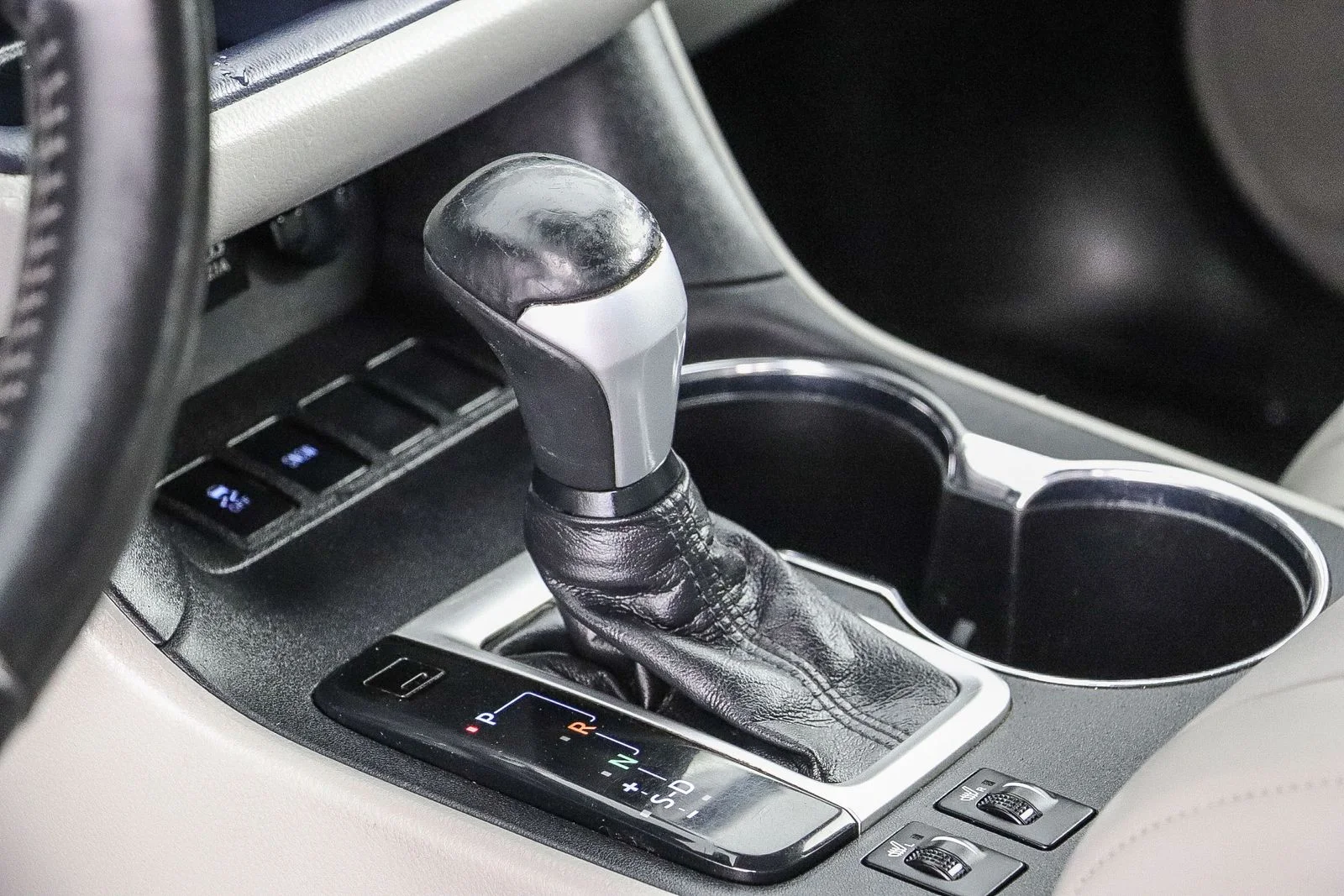 Used 2018 White Toyota XLE image 19