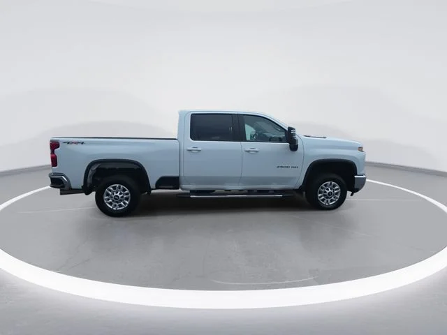 Used 2025 White Chevrolet LT image 9