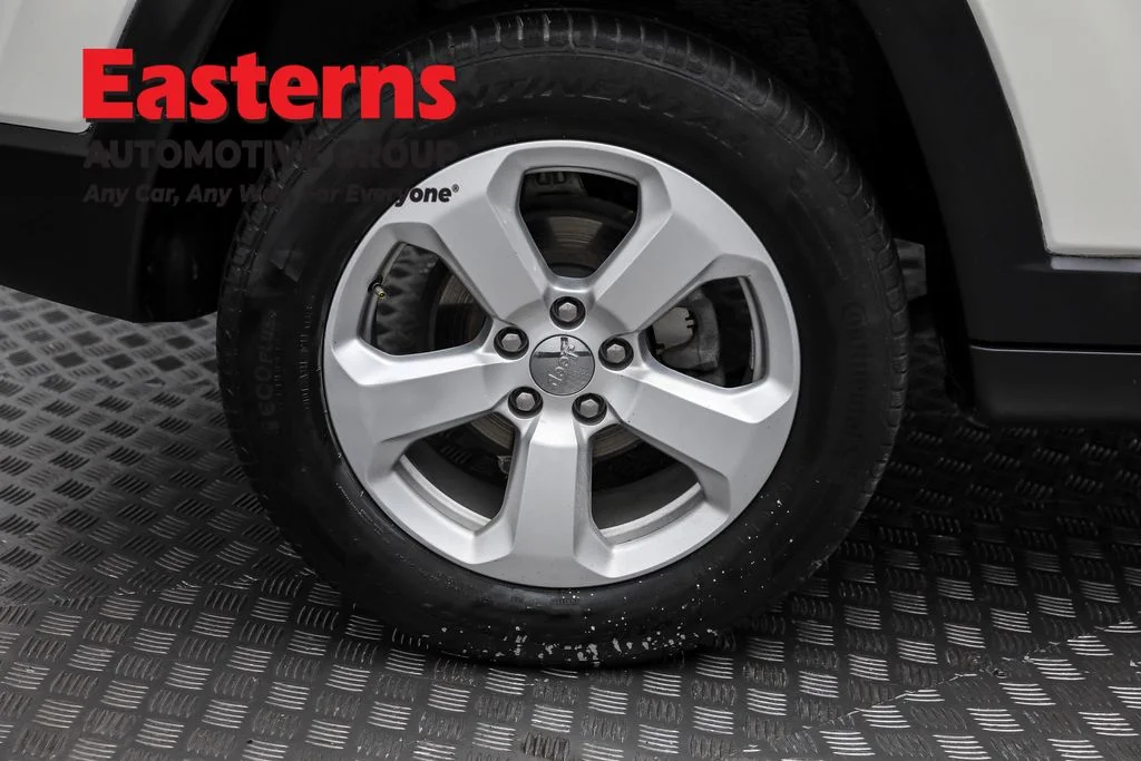 Used 2019 White Jeep Latitude image 30