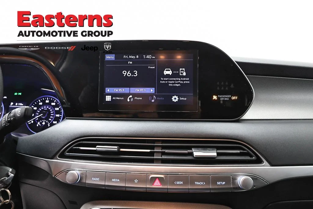 Used 2022 Black Hyundai SE image 13