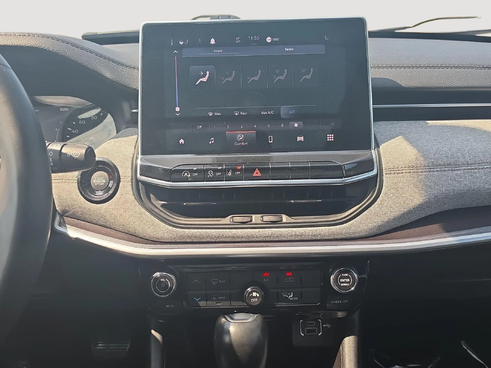 Used 2023  Jeep Latitude Lux image 18