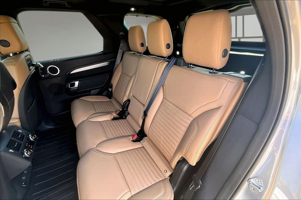 New 2026 Eiger Grey Metallic Land Rover Dynamic SE image 10