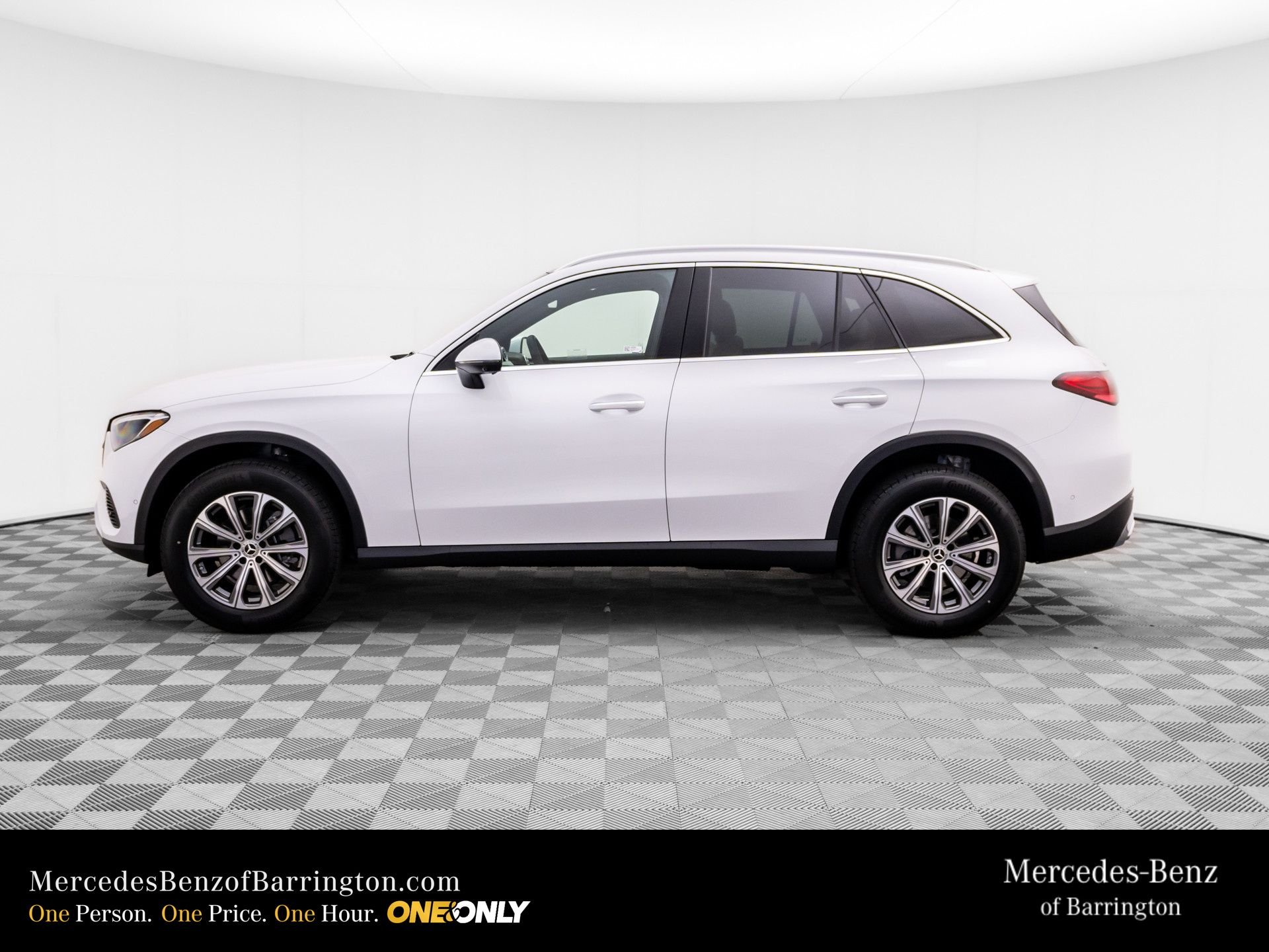 New 2026 MANUFAKTUR Moonlight White Metallic Mercedes-Benz GLC 300 image 2