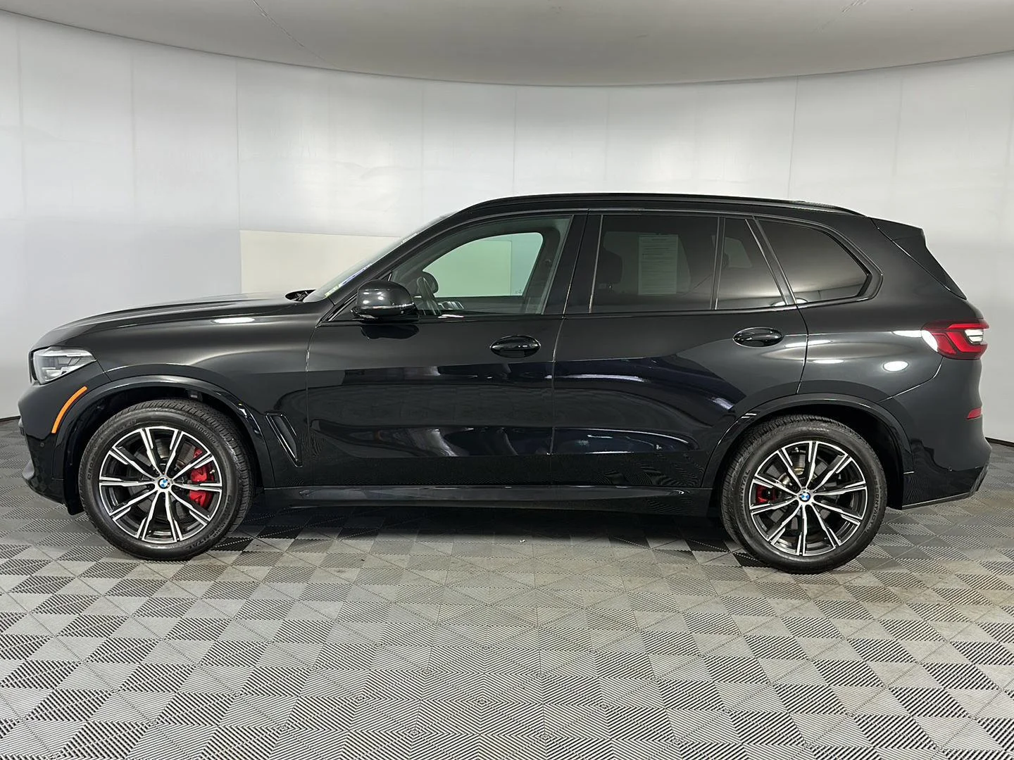 Used 2022 Black Sapphire Metallic BMW M50i image 5