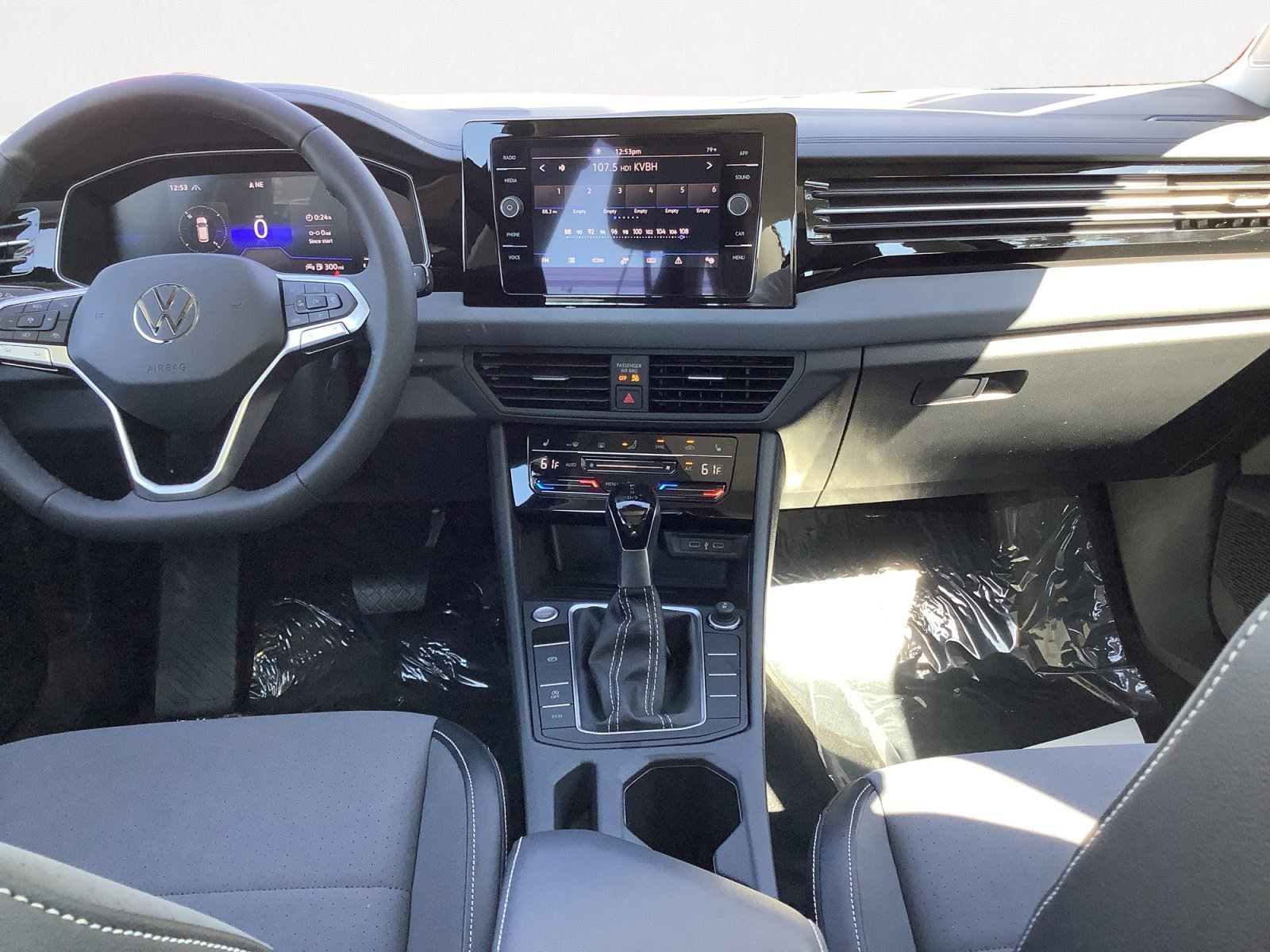 New 2026 PLATINUM GRAY M Volkswagen SE image 14