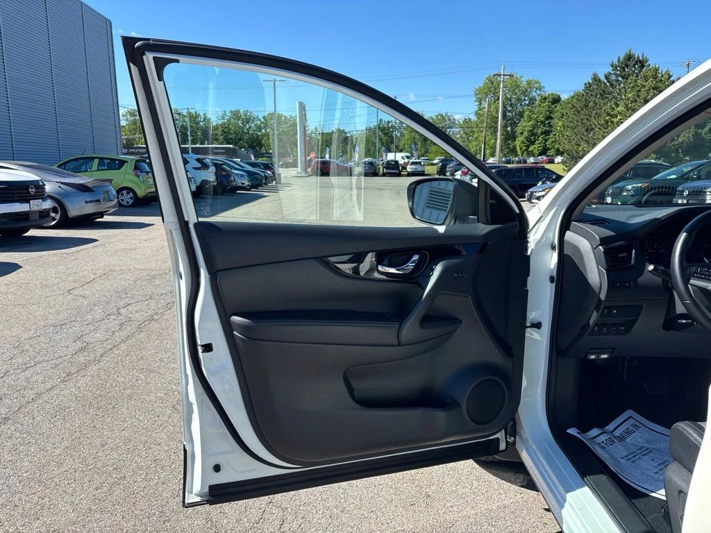Used 2022 White Nissan SV image 15